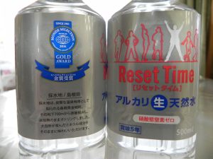 投稿についてもっと詳しく 地下700メートルでボトリングした天然水入荷しました！