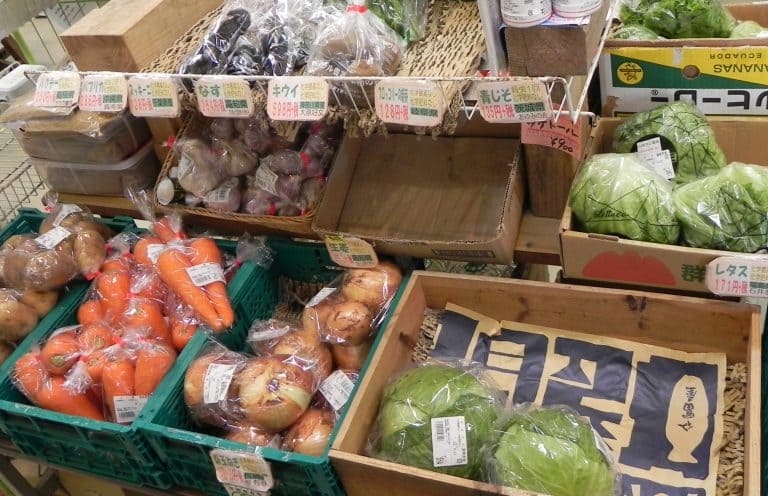 店頭の野菜・青果コーナー