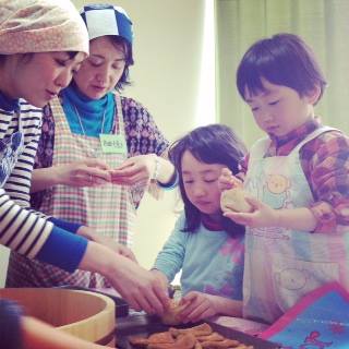 自然食品とみやの料理教室で親子が一緒に調理している様子