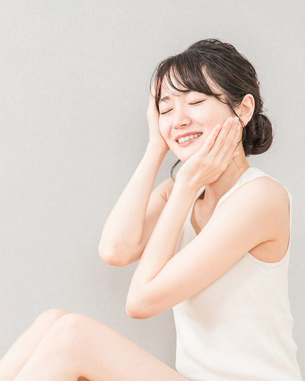 自然派スキンケアで潤ったなめらかな肌の女性