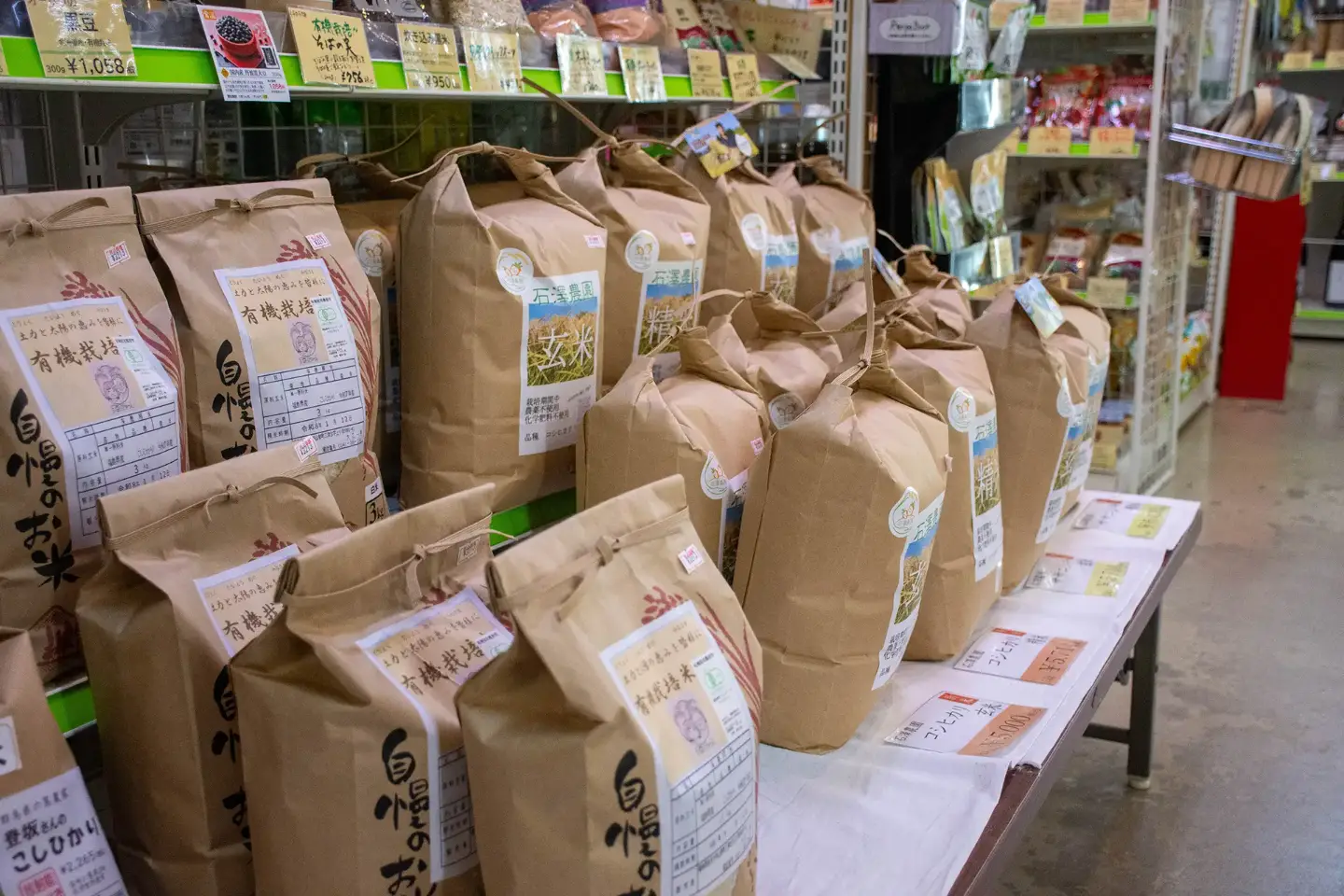 店頭に並ぶ米・雑穀