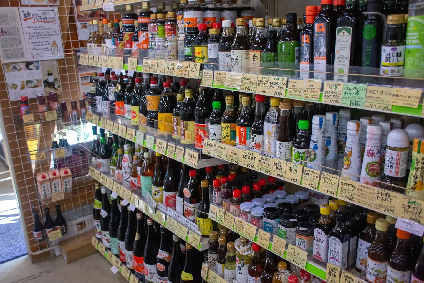 調味料・飲料の陳列棚