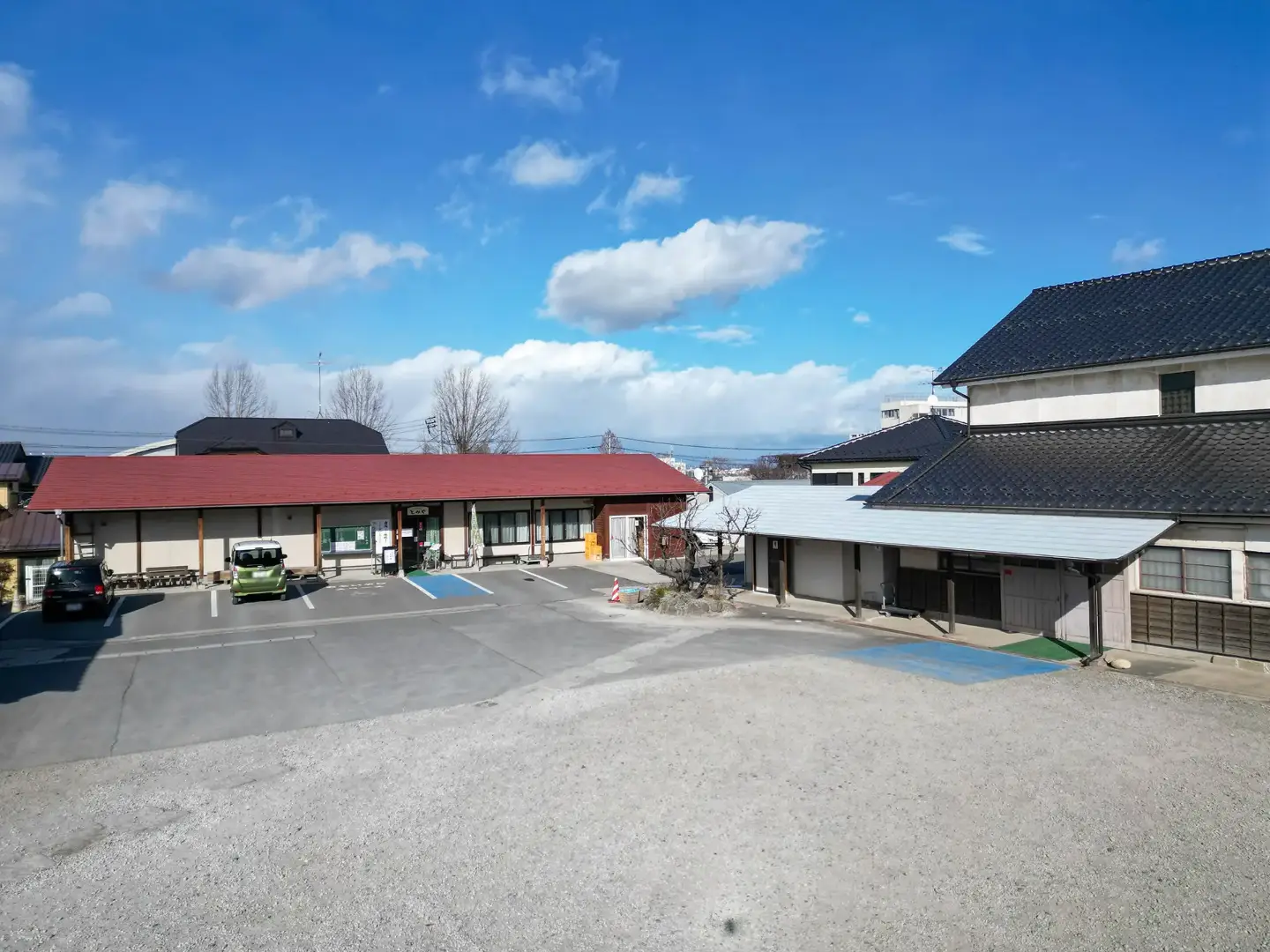 自然食品とみやの店舗外観と駐車場